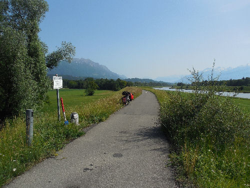 Auf dem Rhein-Damm