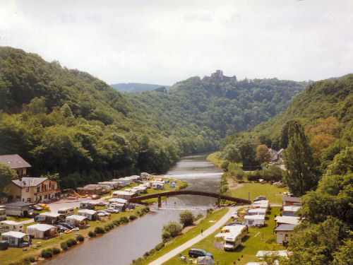 Die Burg von Bourscheid (Buerschent) über der Sûre