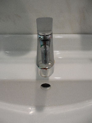 Wasserhahn zur Seite