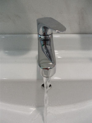 Wasserhahn zur Seite