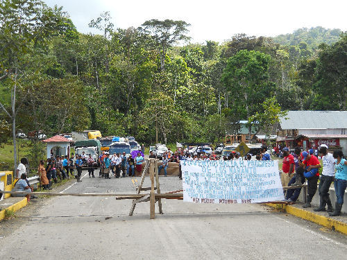 «Juventud hacia el progreso de los Naranjos
      - El agua es nuestra vida
      - No a la hidro&eacute;lectrica
      - No a la explotaci&oacute;n minera
      - No a la venta de recursos naturales renovables
        y no renovables en la comarca
      - Hace 40 a&ntilde;os ni un gobierno ha matado a su 
        gente como el gobierno *** de Ricardo Martinelli»